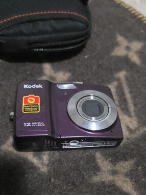 Kodak EasyShare C182 12-megapixel digital camera